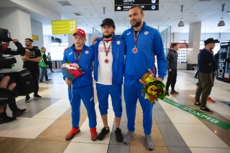 Встреча победителей первенства Европы по греко-римской борьбе в аэропорту Толмачёво С. Степанова, Ш. Ожаева, М. Лаптева-25.05.2021_50