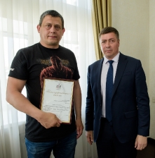 Сергей Ахапов наградил борцов и их тренеров