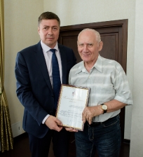 Сергей Ахапов наградил борцов и их тренеров