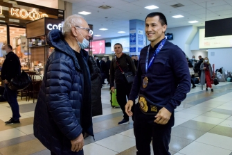 Встреча Романа Власова в аэропорту Толмачёво (Новосибирск) с чемпионата мира-2021 (13.10.2021)_10