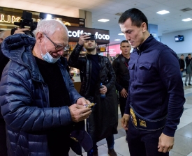 Встреча Романа Власова в аэропорту Толмачёво (Новосибирск) с чемпионата мира-2021 (13.10.2021)_11