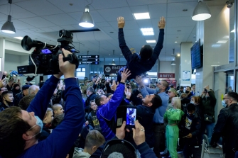 Встреча Романа Власова в аэропорту Толмачёво (Новосибирск) с чемпионата мира-2021 (13.10.2021)_18