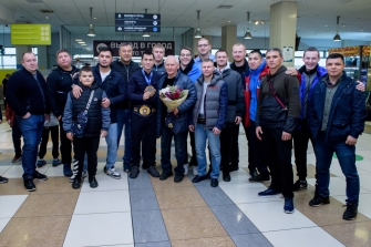 Встреча Романа Власова в аэропорту Толмачёво (Новосибирск) с чемпионата мира-2021 (13.10.2021)_32