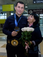 Встреча Романа Власова в аэропорту Толмачёво (Новосибирск) с чемпионата мира-2021 (13.10.2021)_37