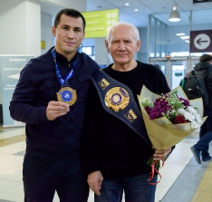 Встреча Романа Власова в аэропорту Толмачёво (Новосибирск) с чемпионата мира-2021 (13.10.2021)_38