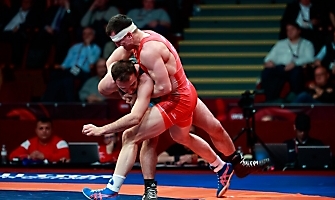 Роман Власов на чемпионате Европы по греко-римской борьбе (Бухарест, Румыния), 12-14.04.2019 (фото Григорий Аванян (Россия) и Костадин Антонов (Kostadin Antonov, Bulgaria))