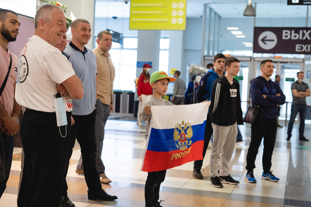 Встреча победителей первенства Европы по греко-римской борьбе в аэропорту Толмачёво С. Степанова, Ш. Ожаева, М. Лаптева-25.05.2021_10