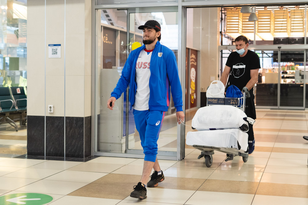 Встреча победителей первенства Европы по греко-римской борьбе в аэропорту Толмачёво С. Степанова, Ш. Ожаева, М. Лаптева-25.05.2021_12