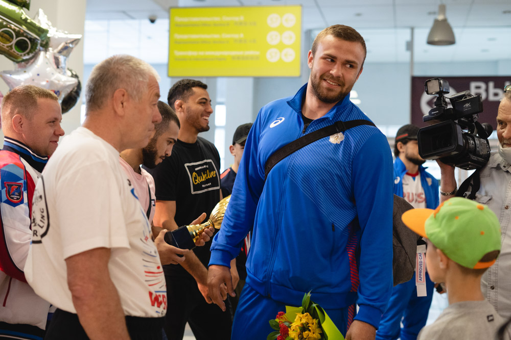 Встреча победителей первенства Европы по греко-римской борьбе в аэропорту Толмачёво С. Степанова, Ш. Ожаева, М. Лаптева-25.05.2021_33