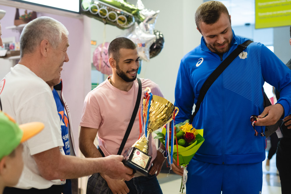 Встреча победителей первенства Европы по греко-римской борьбе в аэропорту Толмачёво С. Степанова, Ш. Ожаева, М. Лаптева-25.05.2021_36