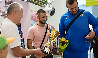 Встреча победителей первенства Европы по греко-римской борьбе в аэропорту Толмачёво С. Степанова, Ш. Ожаева, М. Лаптева-25.05.2021_36