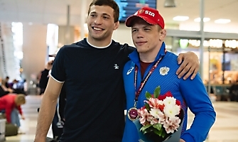 Встреча победителей первенства Европы по греко-римской борьбе в аэропорту Толмачёво С. Степанова, Ш. Ожаева, М. Лаптева-25.05.2021_40