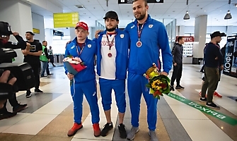 Встреча победителей первенства Европы по греко-римской борьбе в аэропорту Толмачёво С. Степанова, Ш. Ожаева, М. Лаптева-25.05.2021_50