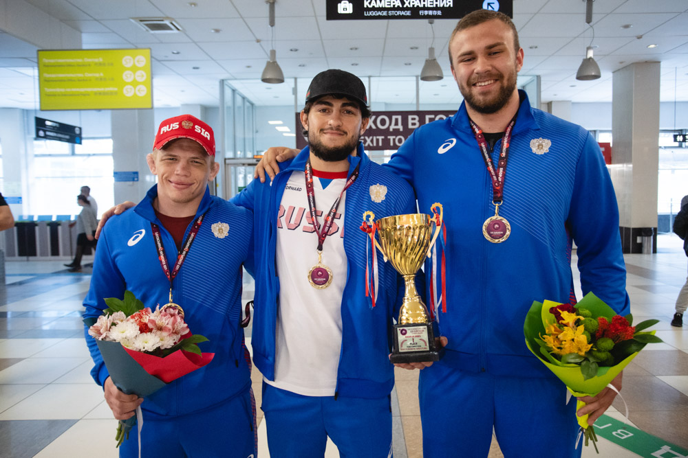 Встреча победителей первенства Европы по греко-римской борьбе в аэропорту Толмачёво С. Степанова, Ш. Ожаева, М. Лаптева-25.05.2021_52