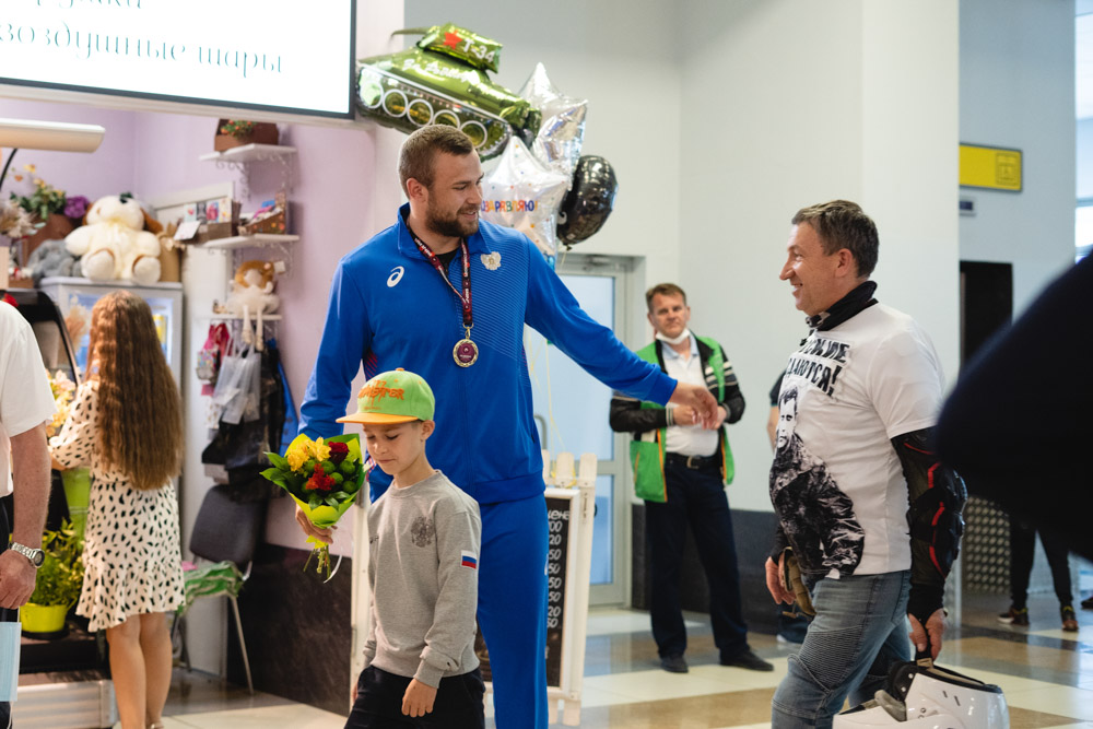 Встреча победителей первенства Европы по греко-римской борьбе в аэропорту Толмачёво С. Степанова, Ш. Ожаева, М. Лаптева-25.05.2021_55