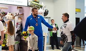 Встреча победителей первенства Европы по греко-римской борьбе в аэропорту Толмачёво С. Степанова, Ш. Ожаева, М. Лаптева-25.05.2021_55