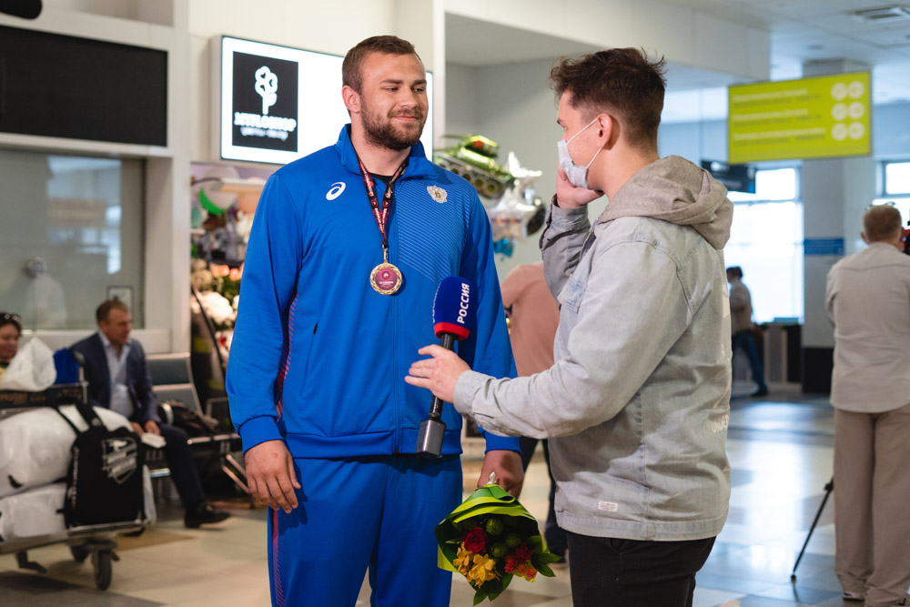 Встреча победителей первенства Европы по греко-римской борьбе в аэропорту Толмачёво С. Степанова, Ш. Ожаева, М. Лаптева-25.05.2021_66