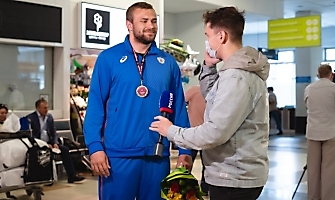 Встреча победителей первенства Европы по греко-римской борьбе в аэропорту Толмачёво С. Степанова, Ш. Ожаева, М. Лаптева-25.05.2021_66