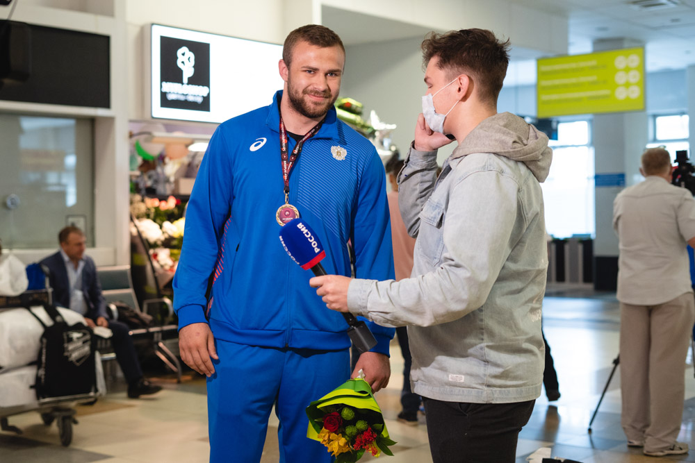 Встреча победителей первенства Европы по греко-римской борьбе в аэропорту Толмачёво С. Степанова, Ш. Ожаева, М. Лаптева-25.05.2021_67