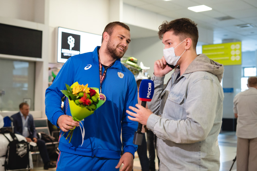 Встреча победителей первенства Европы по греко-римской борьбе в аэропорту Толмачёво С. Степанова, Ш. Ожаева, М. Лаптева-25.05.2021_68