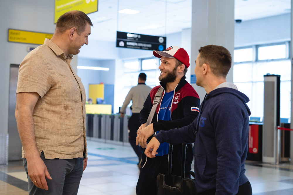 Встреча победителей первенства Европы по греко-римской борьбе в аэропорту Толмачёво С. Степанова, Ш. Ожаева, М. Лаптева-25.05.2021_78