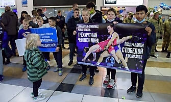 Встреча Романа Власова в аэропорту Толмачёво (Новосибирск) с чемпионата мира-2021 (13.10.2021)_2