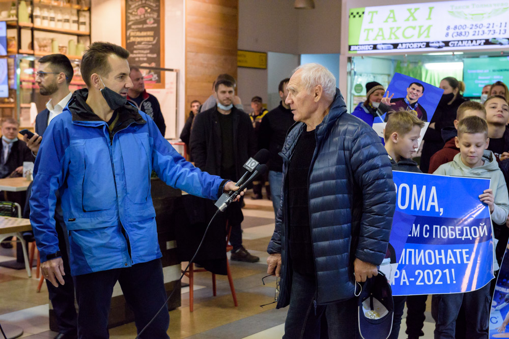 Встреча Романа Власова в аэропорту Толмачёво (Новосибирск) с чемпионата мира-2021 (13.10.2021)_4
