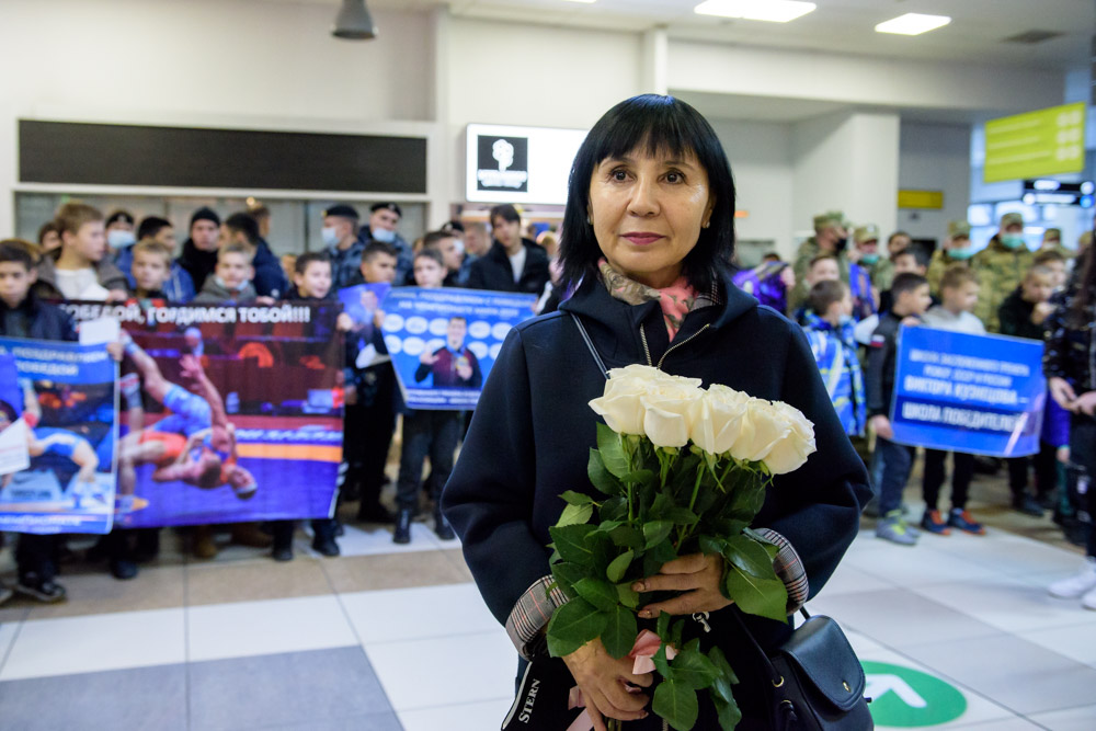 Встреча Романа Власова в аэропорту Толмачёво (Новосибирск) с чемпионата мира-2021 (13.10.2021)_6