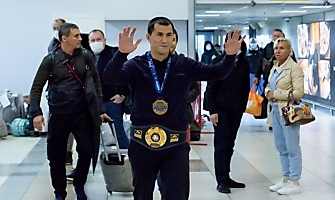 Встреча Романа Власова в аэропорту Толмачёво (Новосибирск) с чемпионата мира-2021 (13.10.2021)_7