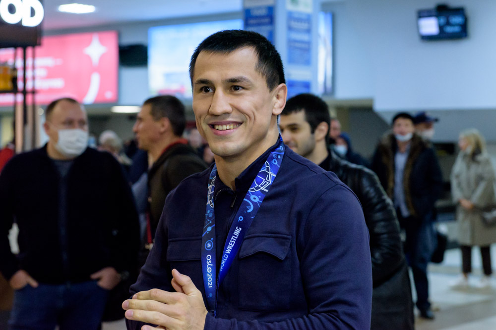Встреча Романа Власова в аэропорту Толмачёво (Новосибирск) с чемпионата мира-2021 (13.10.2021)_9