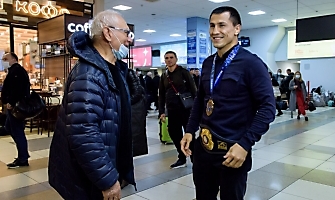 Встреча Романа Власова в аэропорту Толмачёво (Новосибирск) с чемпионата мира-2021 (13.10.2021)_10