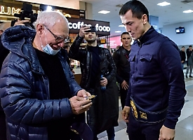 Встреча Романа Власова в аэропорту Толмачёво (Новосибирск) с чемпионата мира-2021 (13.10.2021)_11