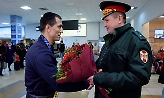 Встреча Романа Власова в аэропорту Толмачёво (Новосибирск) с чемпионата мира-2021 (13.10.2021)_12