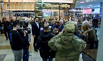 Встреча Романа Власова в аэропорту Толмачёво (Новосибирск) с чемпионата мира-2021 (13.10.2021)_14