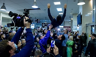 Встреча Романа Власова в аэропорту Толмачёво (Новосибирск) с чемпионата мира-2021 (13.10.2021)