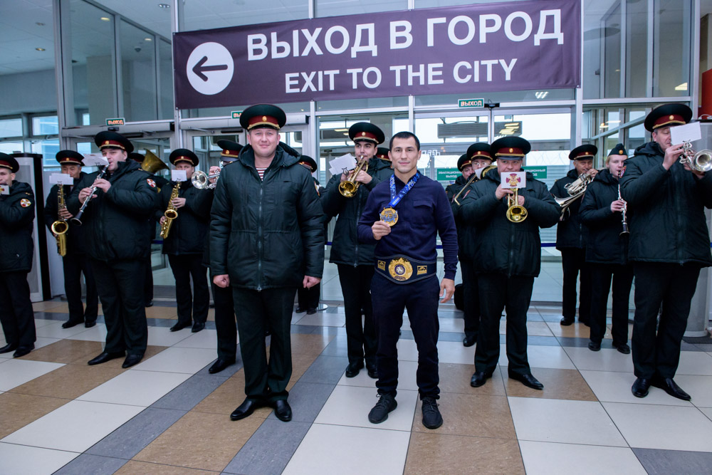 Встреча Романа Власова в аэропорту Толмачёво (Новосибирск) с чемпионата мира-2021 (13.10.2021)_27