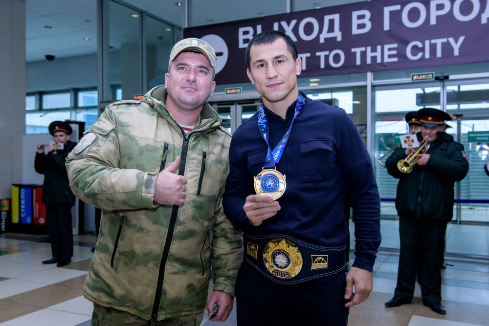 Встреча Романа Власова в аэропорту Толмачёво (Новосибирск) с чемпионата мира-2021 (13.10.2021)_28