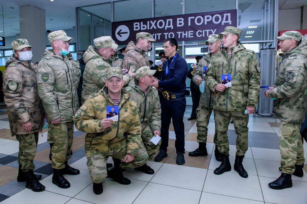 Встреча Романа Власова в аэропорту Толмачёво (Новосибирск) с чемпионата мира-2021 (13.10.2021)_29