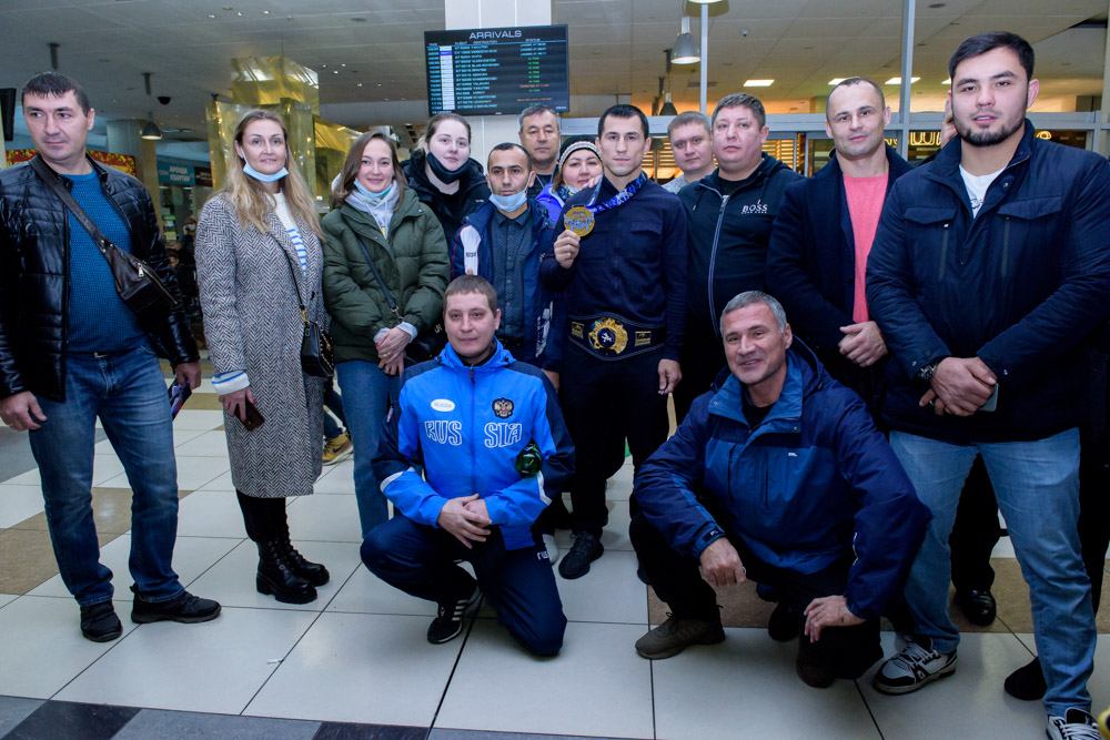 Встреча Романа Власова в аэропорту Толмачёво (Новосибирск) с чемпионата мира-2021 (13.10.2021)_31