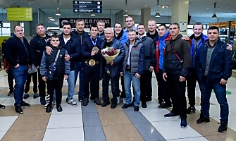 Встреча Романа Власова в аэропорту Толмачёво (Новосибирск) с чемпионата мира-2021 (13.10.2021)_32