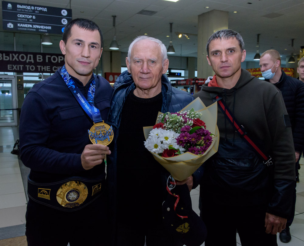 Встреча Романа Власова в аэропорту Толмачёво (Новосибирск) с чемпионата мира-2021 (13.10.2021)_34