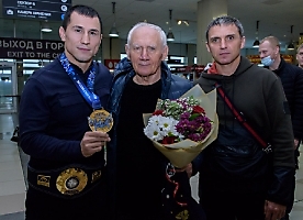 Встреча Романа Власова в аэропорту Толмачёво (Новосибирск) с чемпионата мира-2021 (13.10.2021)_34