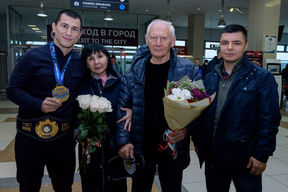 Встреча Романа Власова в аэропорту Толмачёво (Новосибирск) с чемпионата мира-2021 (13.10.2021)_35