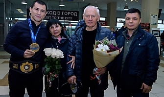 Встреча Романа Власова в аэропорту Толмачёво (Новосибирск) с чемпионата мира-2021 (13.10.2021)_35