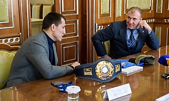 Андрей Травников поздравил Романа Власова с победой на чемпионате мира-2021 (15.10.2021)_2