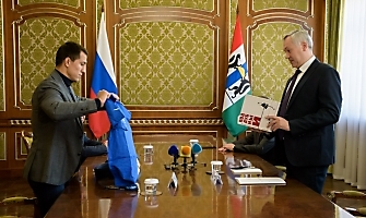 Андрей Травников поздравил Романа Власова с победой на чемпионате мира-2021 (15.10.2021)_5