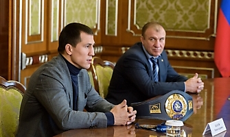 Андрей Травников поздравил Романа Власова с победой на чемпионате мира-2021 (15.10.2021)_8