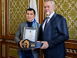 Андрей Травников поздравил Романа Власова с победой на чемпионате мира-2021 (15.10.2021)_9